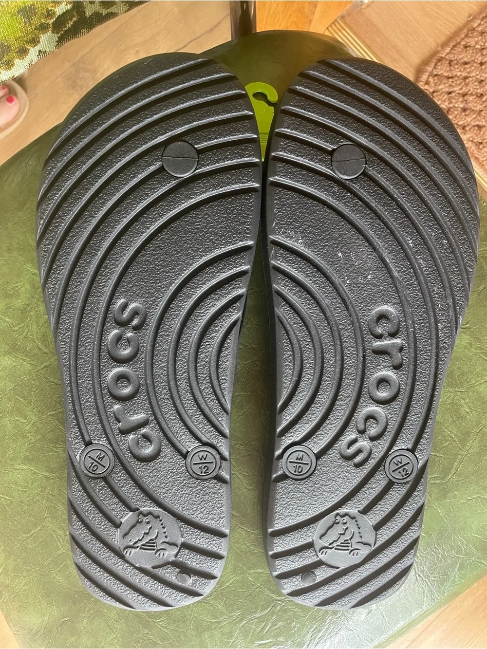 NWT Crocs black flip flop women’s size 12/ men’s size 10